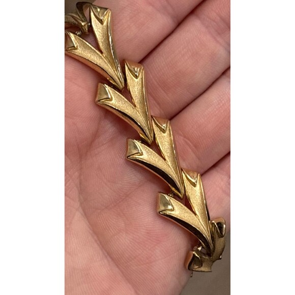 Vintage Trifari Gold Tone Chevron Link Bracelet Leaf Design 7.25" Signed - Picture 2 of 9